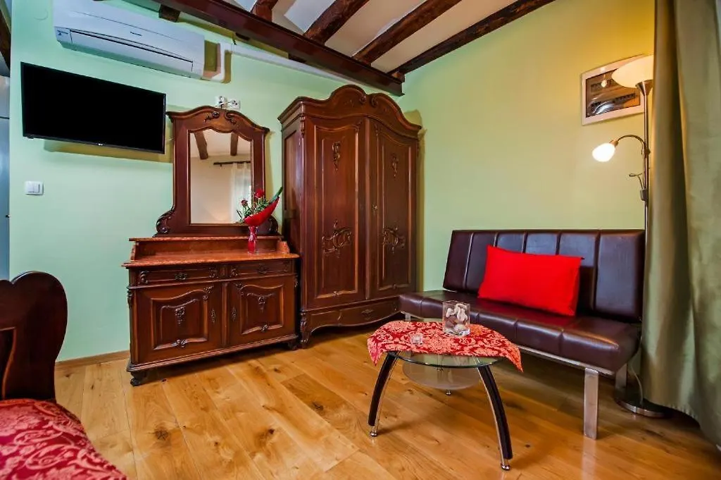 דירה רוביני Antique Studio Oscar III