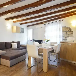 Apartment Eleni